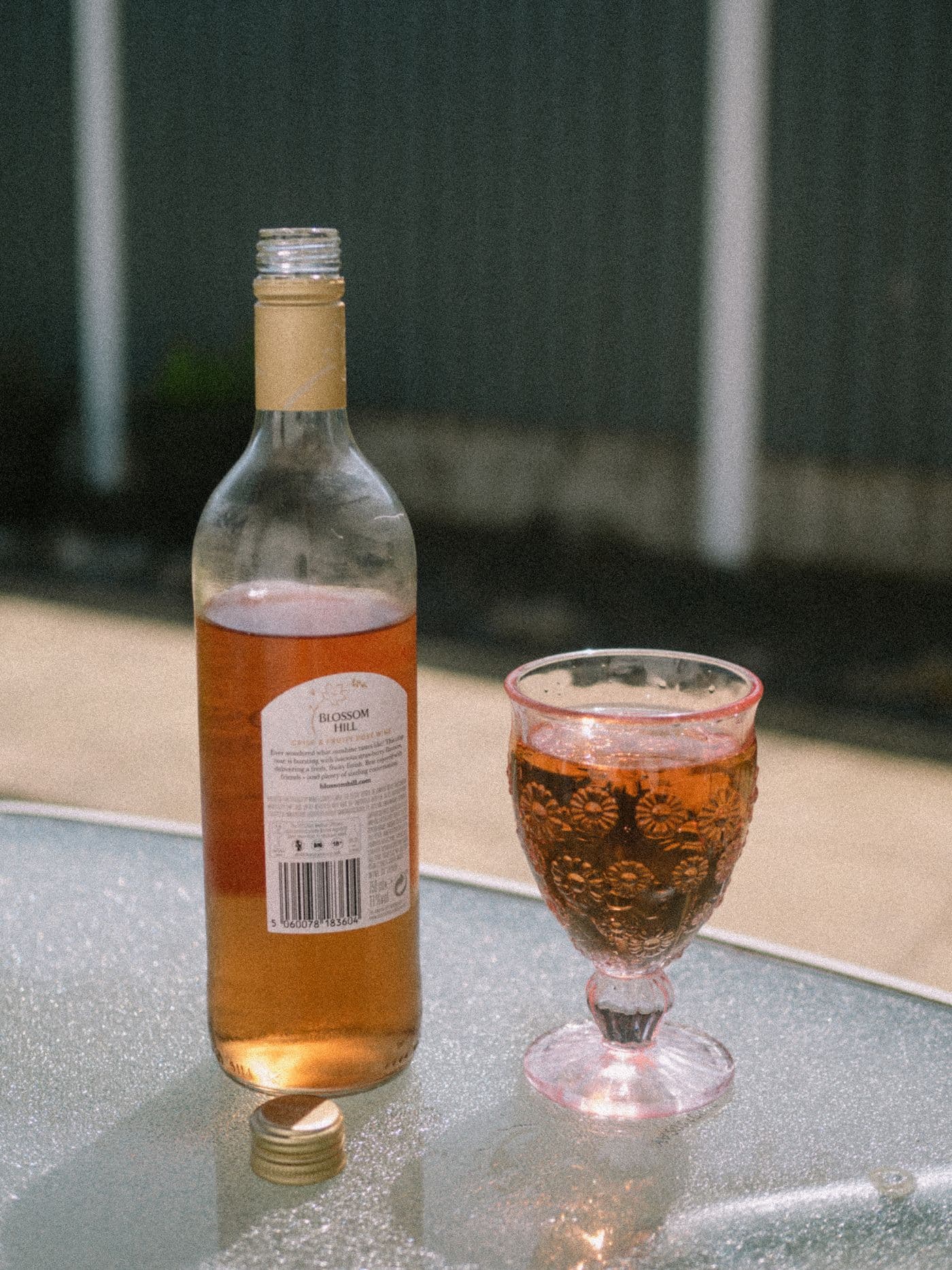 Garrafa e copo de vinho rosé (imagem ilustrativa)