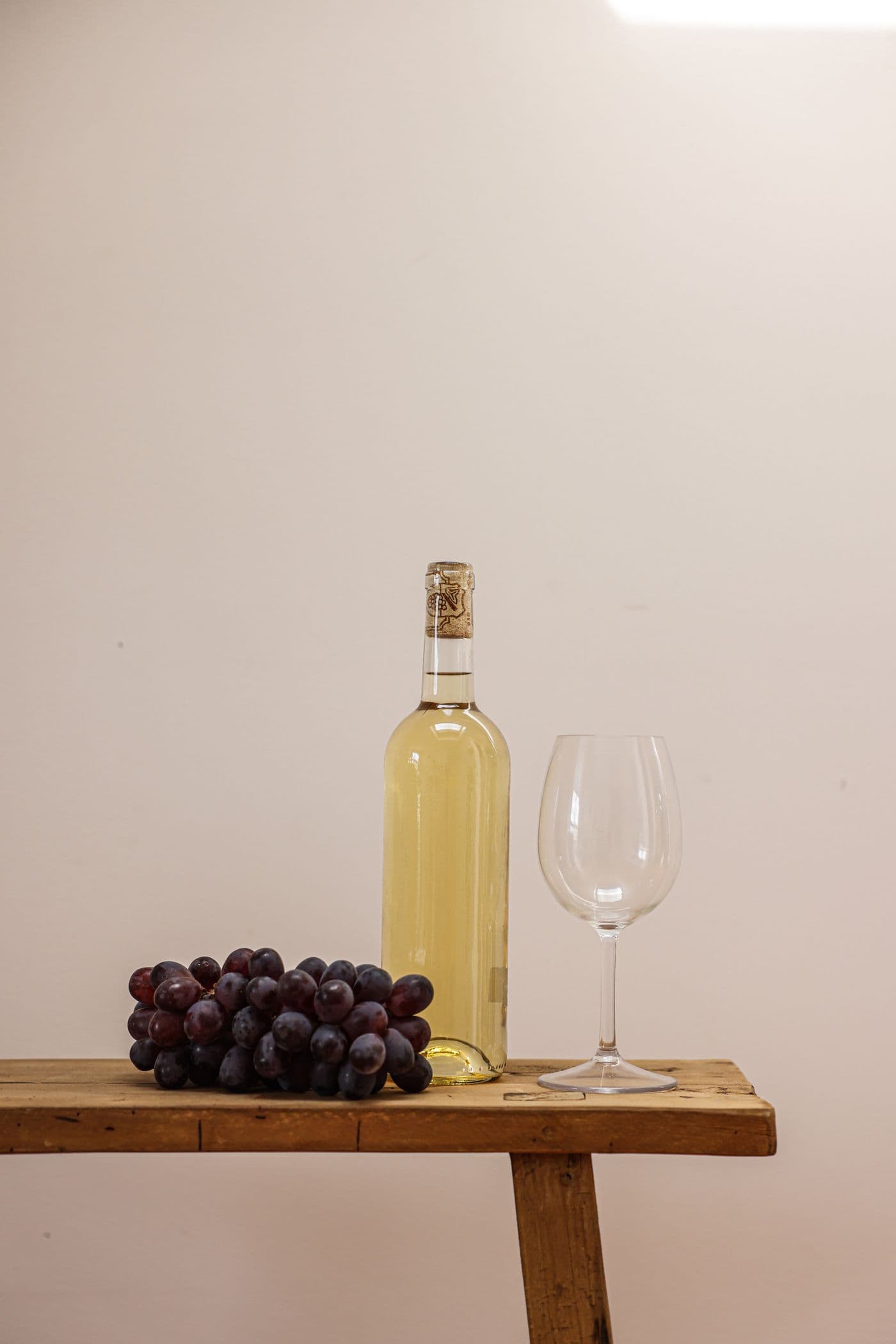 Garrafa de vinho branco com uvas (imagem ilustrativa)